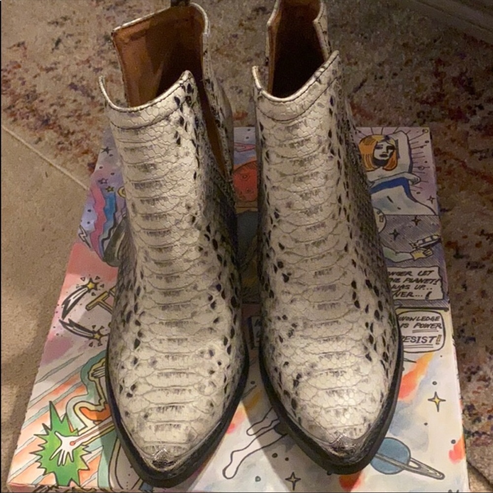 Never worn!! In box size 8 - - Picture 2 of 4